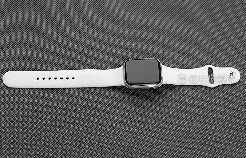 Apple Watch Series 5 Silver Aluminum Case with Sport Band白色灰色背景下的苹果新智能手表。